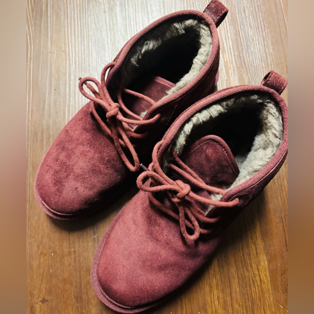 UGG Neumel Chukka Boot size 9 Men's Color Maroon Burgundy color boots